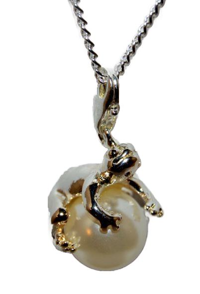 Anhänger Frosch auf Perle